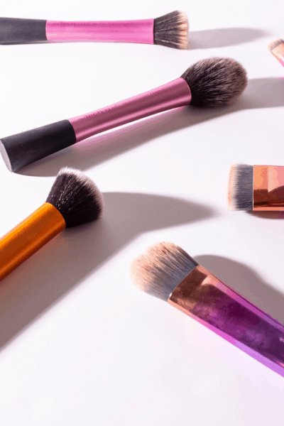How to Clean your makeup brushes. Cleaning and sanitizing your makeup brushes with coconut oil and dish soap. Makeup and beauty tips. #beauty #makeup #makeupbrushes #cleaning #cleanmakeupbrushes #beautytips #makeuptips