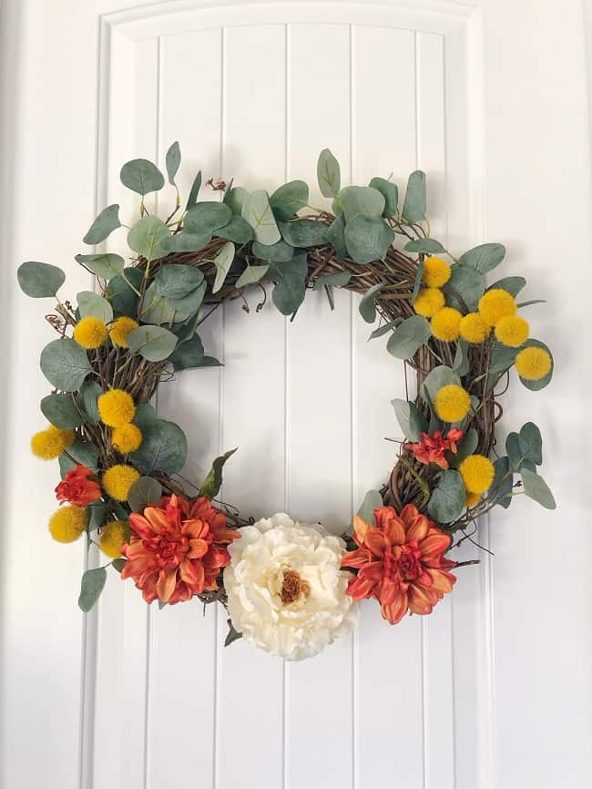 Tutorial on how to make a pretty and cheap DIY fall wreath at home. 