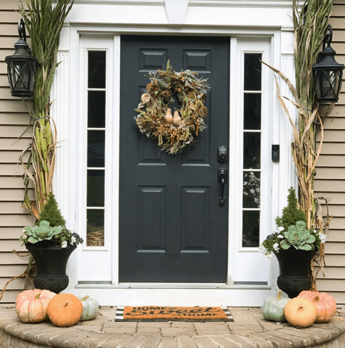 Easy and simple fall front porch decorations for your outdoor space. 