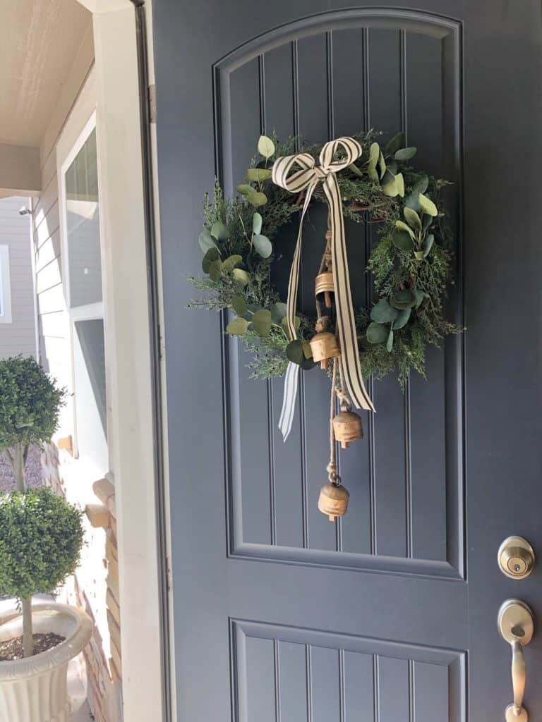 Classic and pretty DIY Christmas wreath for your front door. 