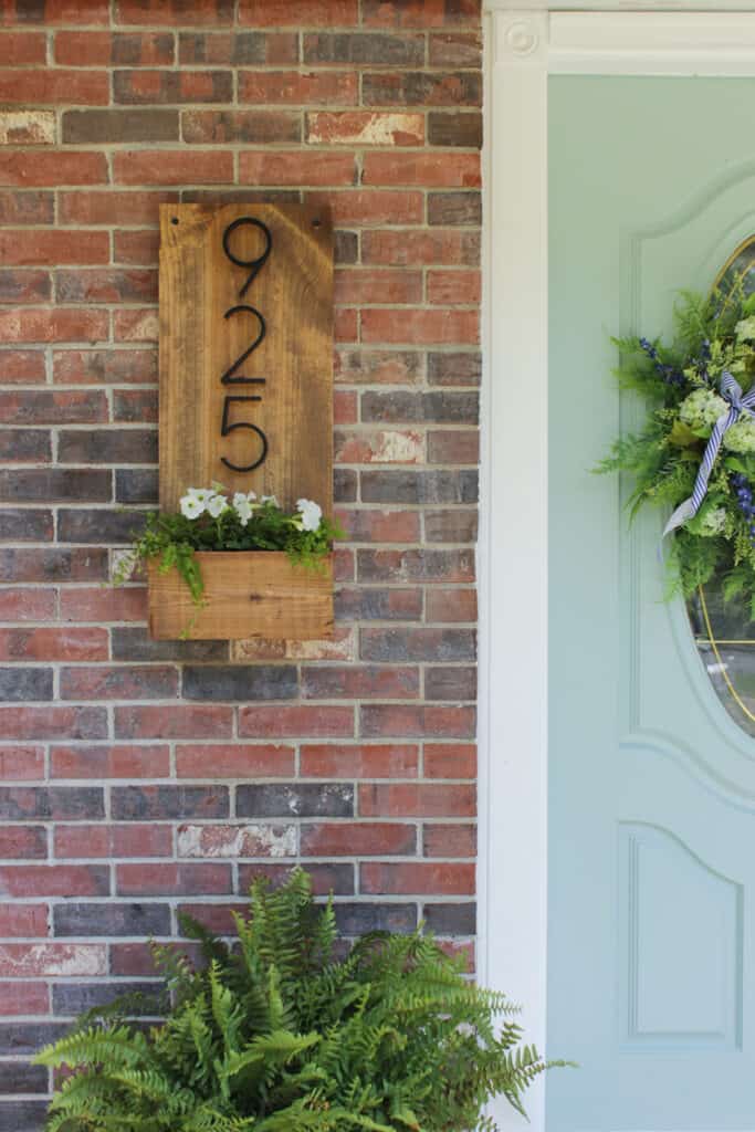 Make you own DIY Modern House Number Sign to update your curb appeal this Spring. 